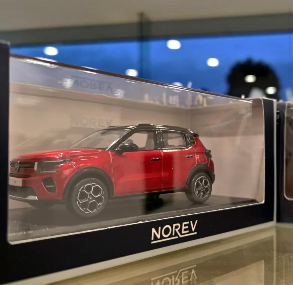 NEW C3 HYBRID 1/43ミニカー🚗