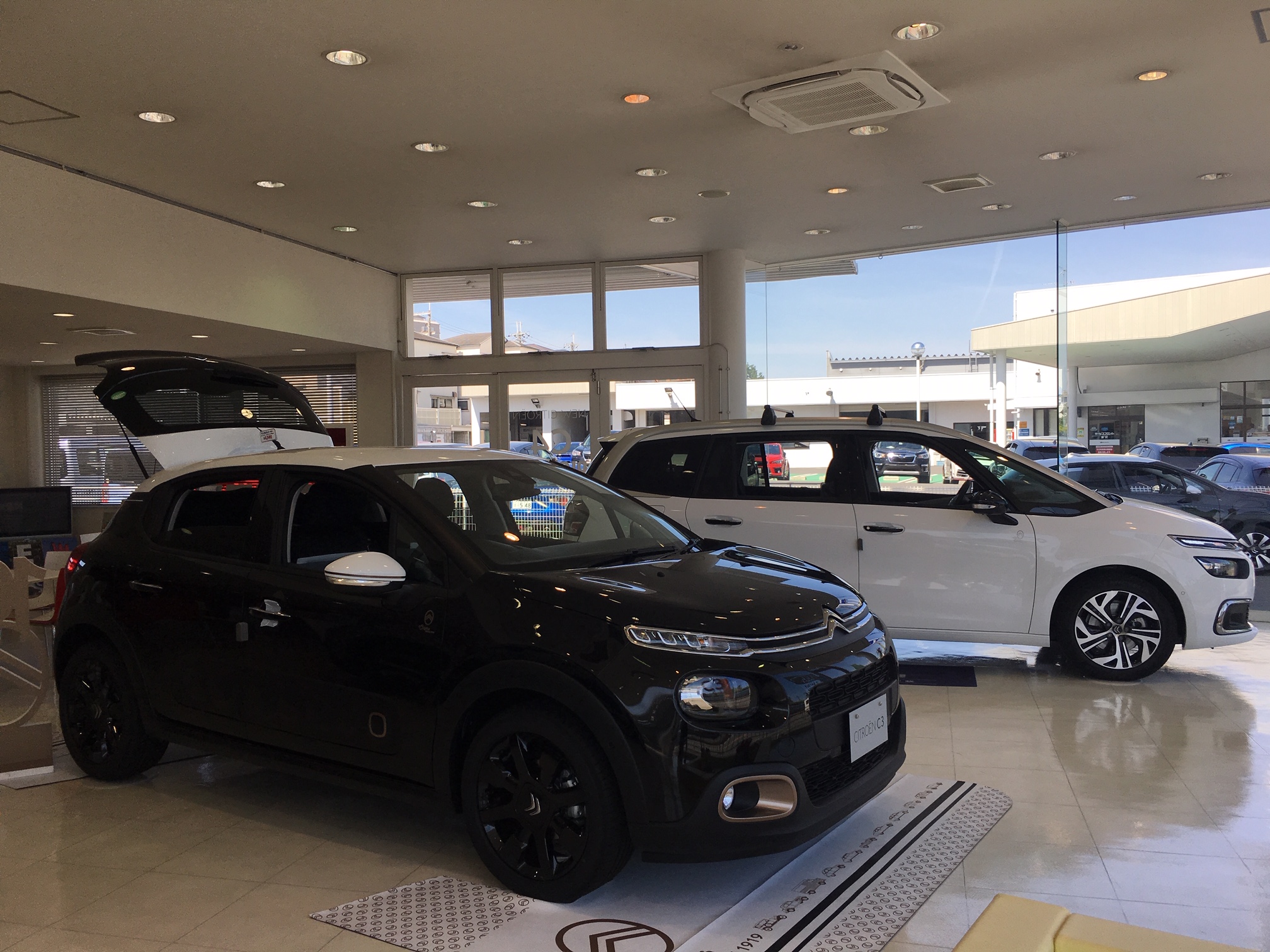 ショールームには。