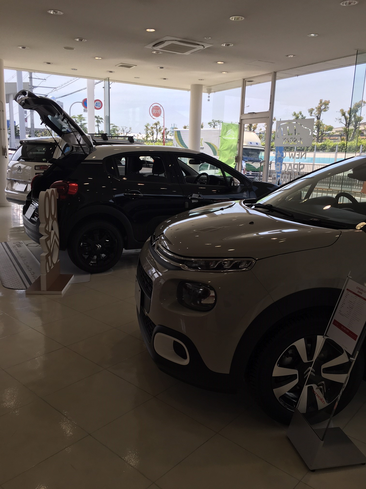 ショールームには。