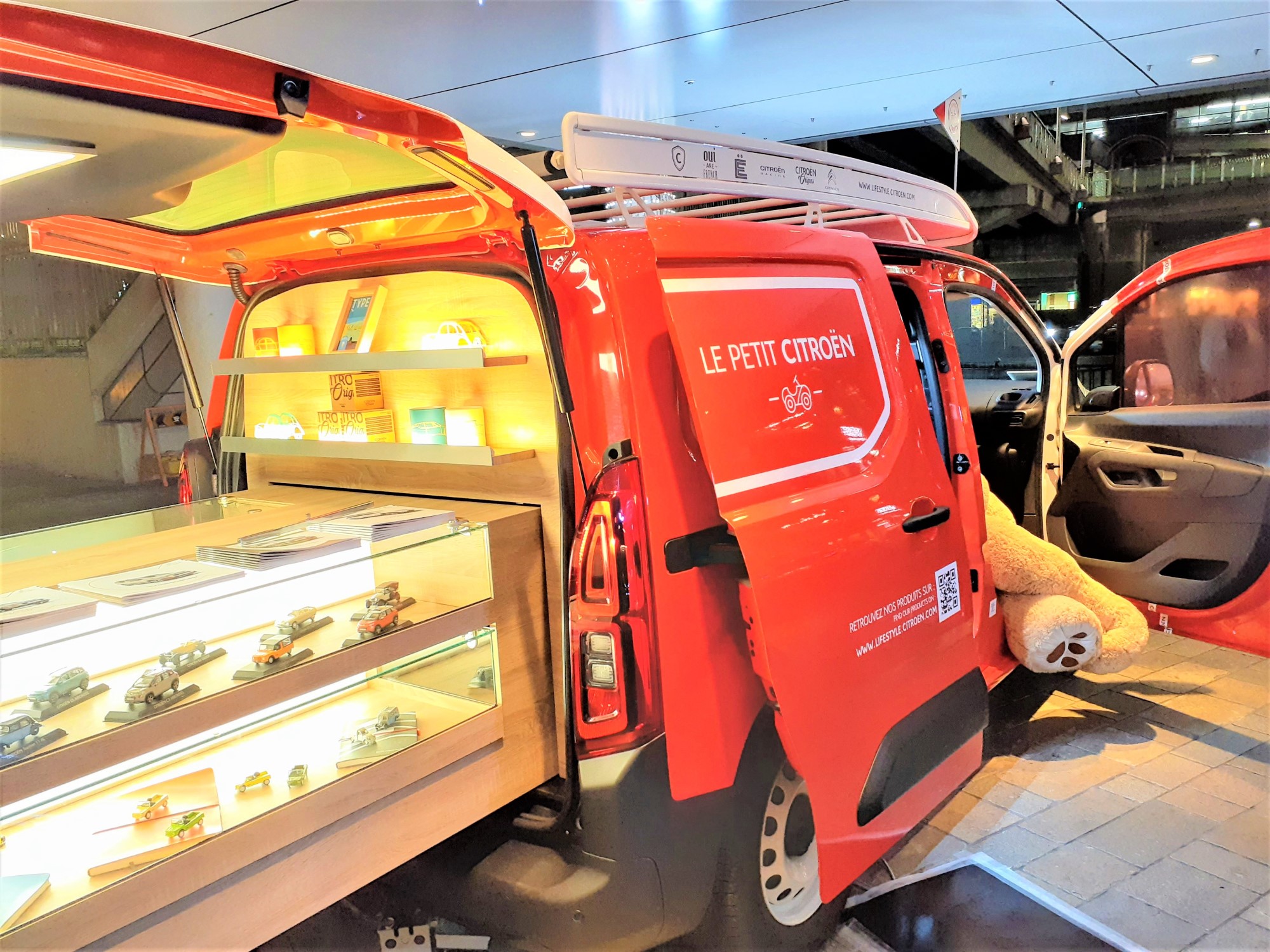 夜のBibliothèque CITROËN🌙