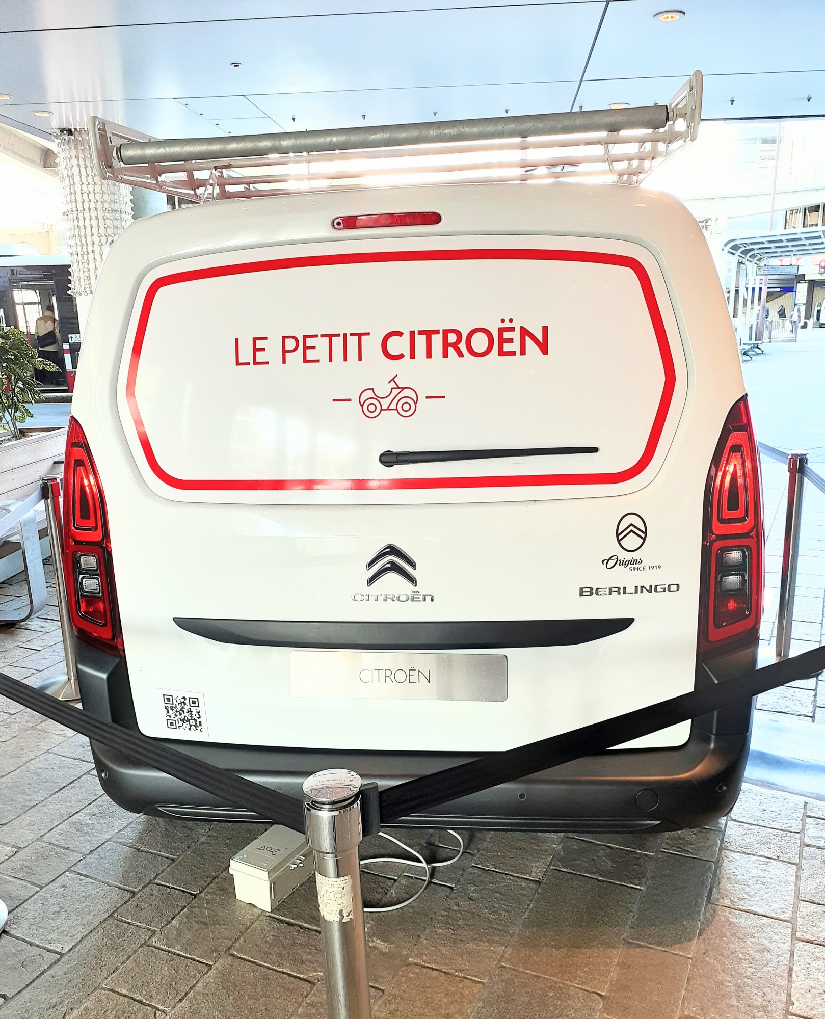 朝のBibliothèque CITROËN🌞