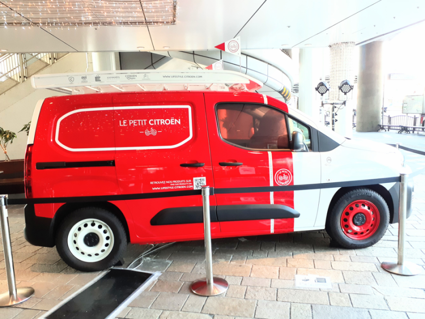 朝のBibliothèque CITROËN🌞