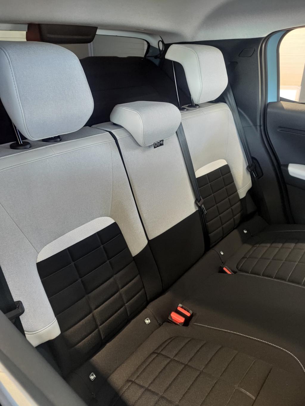 NEW C3 ハイブリッドの後席シート